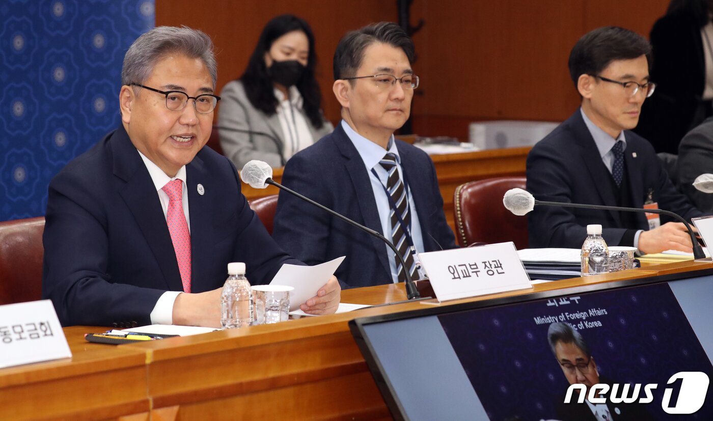 본문 이미지 - 박진 외교부 장관(왼쪽)이 15일 정부서울청사 별관에서 튀르키예 지진 피해 관련 제2차 민관합동해외긴급구호협의회를 주재하고 있다. 2023.2.15/뉴스1 ⓒ News1 김명섭 기자