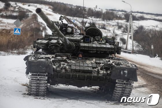 지난 2월 우크라이나 동부 도네츠크주(州)에 위치한 최저방 도시 바흐무트에서 우크라이나 군인이 외곽도로를 따라 전차를 몰고 있다. 2023.02.14. © 로이터=뉴스1 © News1 김성식 기자