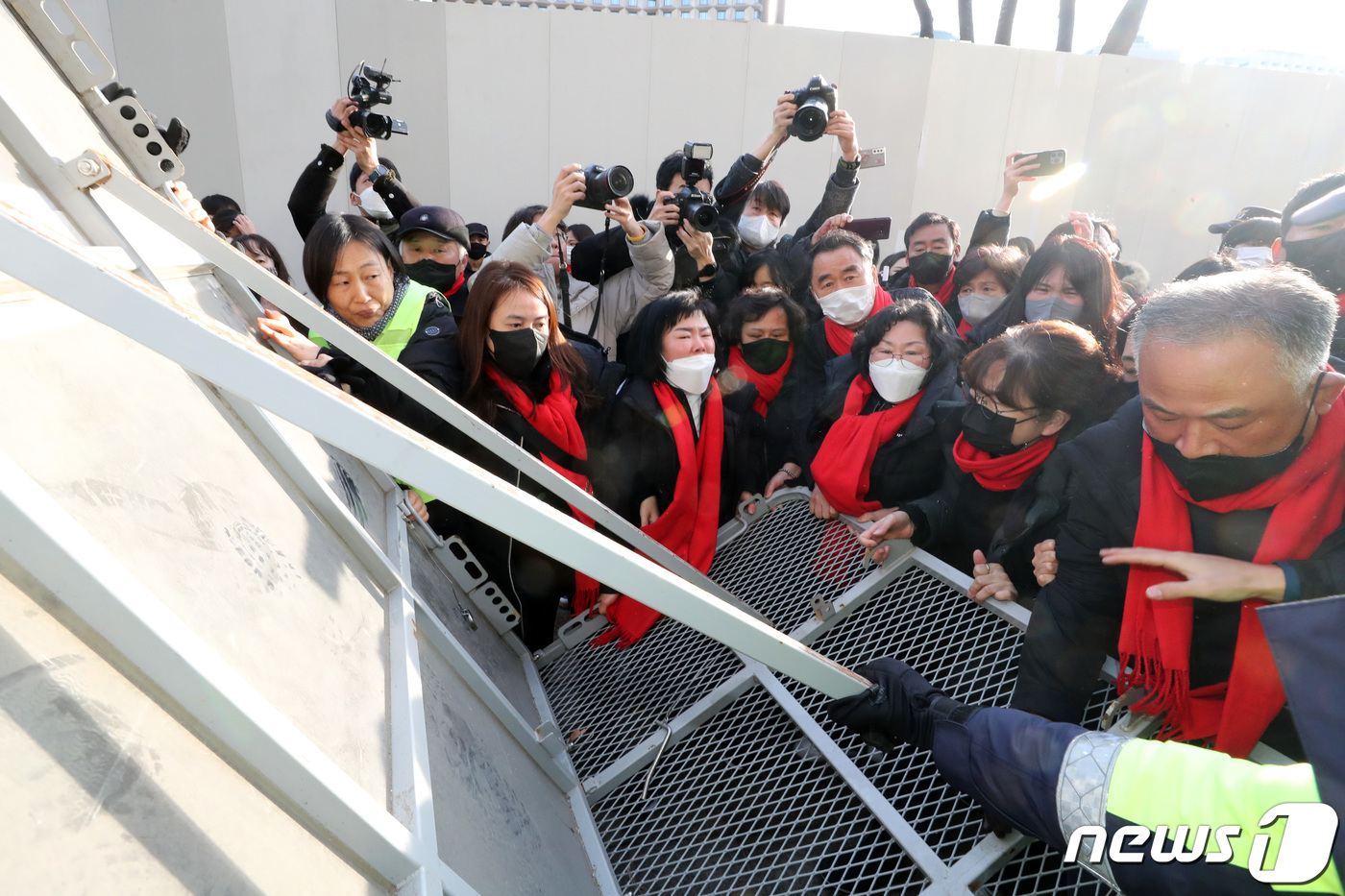 (서울=뉴스1) 조태형 기자 = 서울시가 이태원 참사 유족 측에 제시한 서울광장 분향소 자진철거 기한 만료일인 15일 서울광장에 마련된 이태원 참사 희생자 합동분향소 인근에서 경찰 …