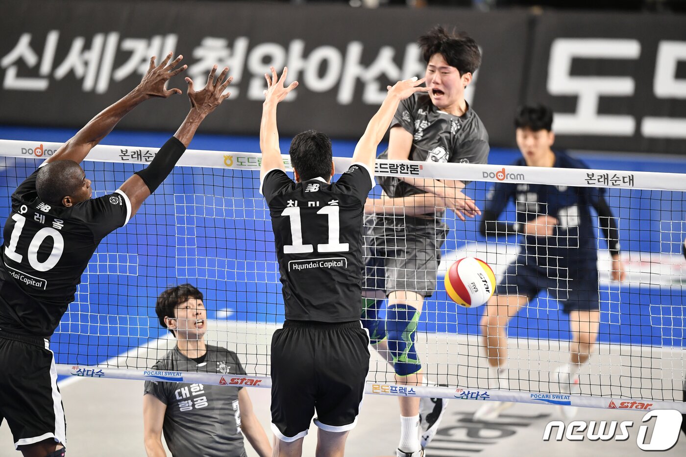 본문 이미지 - 대한항공 미들블로커 김민재 (한국배구연맹 제공)