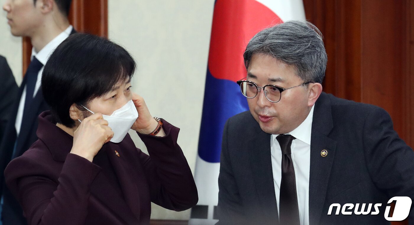 본문 이미지 - 한화진 환경부 장관과 유희동 기상청장이 지난 16일 오전 서울 종로구 세종대로 정부서울청사에서 열린 국정현안관계장관회의에서 대화하고 있다. /뉴스1 ⓒ News1 김명섭 기자