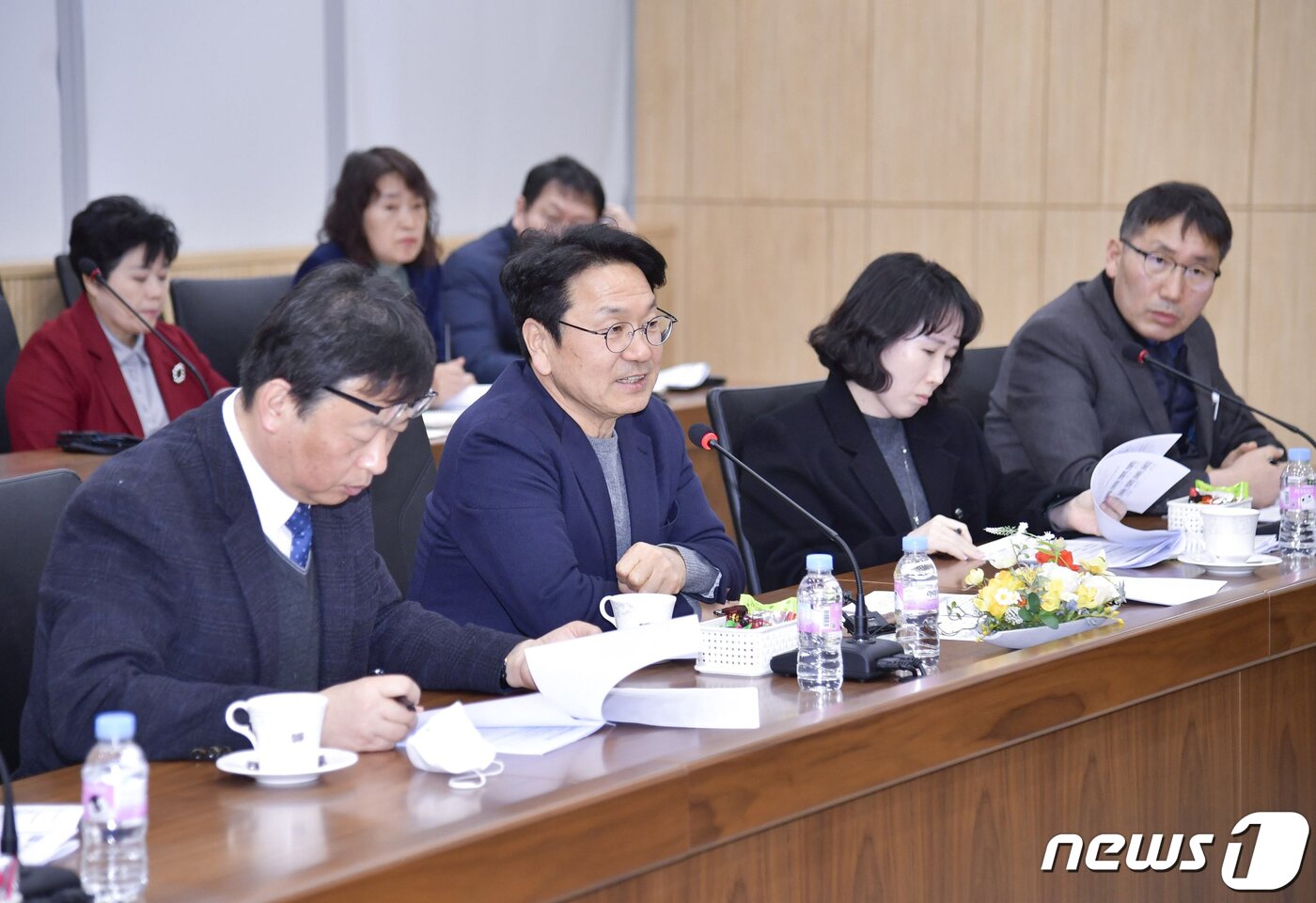 본문 이미지 - 강기정 광주시장이 15일 오후 광산구 평동산단 대영전자에서 열린 정책소풍에 참석해 서명환 대영전자㈜ 대표이사, 백인기 KOTRA 광주전남지원단장 등과 투자유치 정책과 지원방안에 대해 논의하고 있다. (광주시 제공) 2023.2.16/뉴스1 