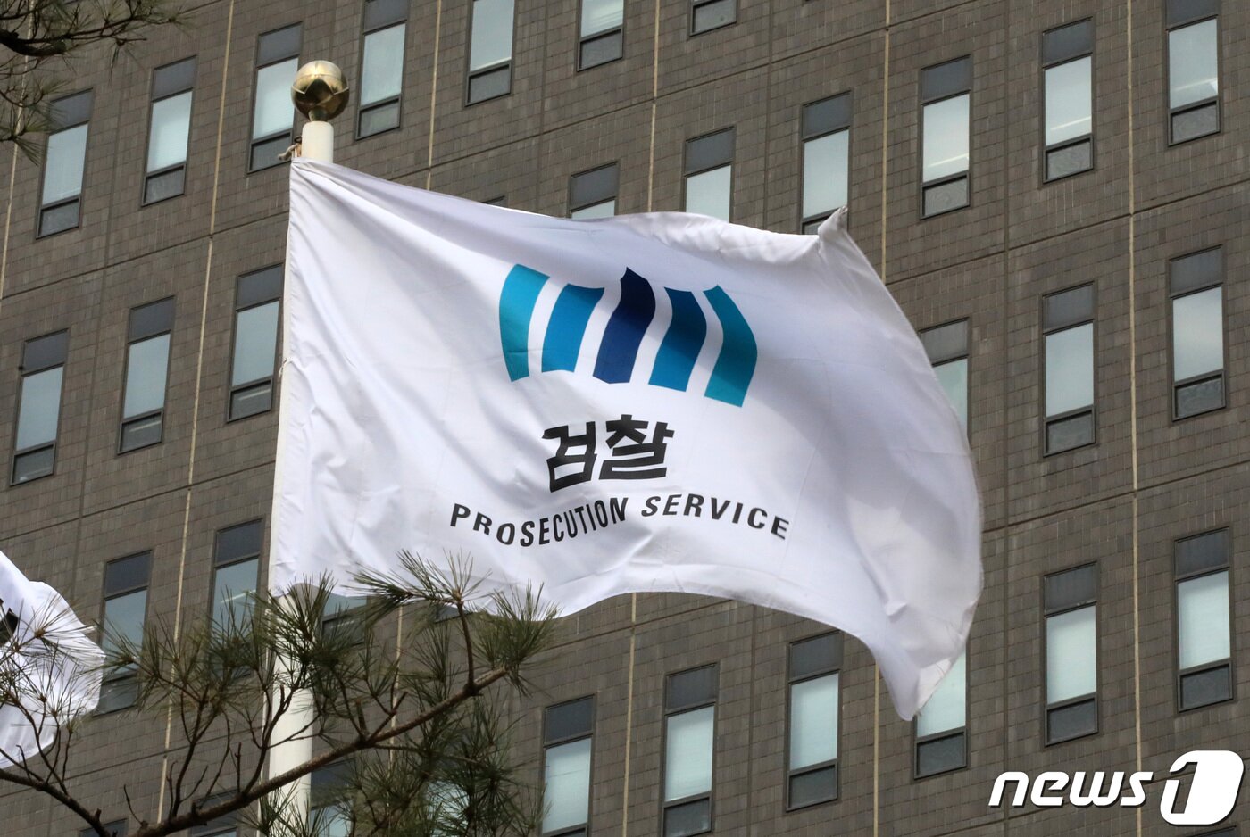 본문 이미지 - 위례·대장동 개발 비리 의혹 사건을 수사 중인 검찰이 16일 이재명 더불어민주당 대표에 대한 구속영장을 청구했다. 검찰이 제1야당 대표에 대해 구속영장을 청구한 것은 헌정 사상 처음이다. 사진은 이날 서울 서초구 서울중앙지검의 모습. 2023.2.16/뉴스1 ⓒ News1 구윤성 기자