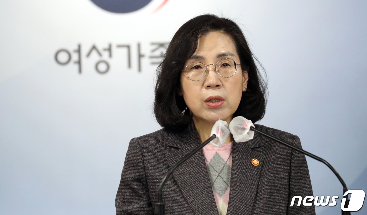 본문 이미지 - 김현숙 여성가족부 장관이 16일 오전 서울 종로구 세종대로 정부서울청사에서 아이돌봄서비스 고도화 방안 브리핑을 하고 있다. 2023.2.16/뉴스1 ⓒ News1 김명섭 기자