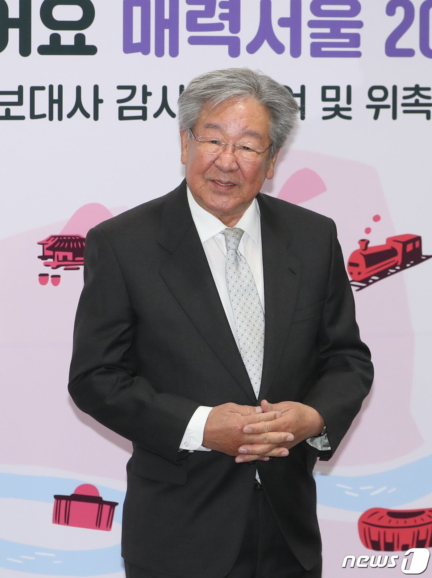 본문 이미지 - 배우 최불암이 지난 2023년 2월 16일 서울특별시청에서 열린 ‘서울홍보대사 감사패 수여 및 위촉식’에서 포즈를 취하고 있다. 2023.2.16/뉴스1