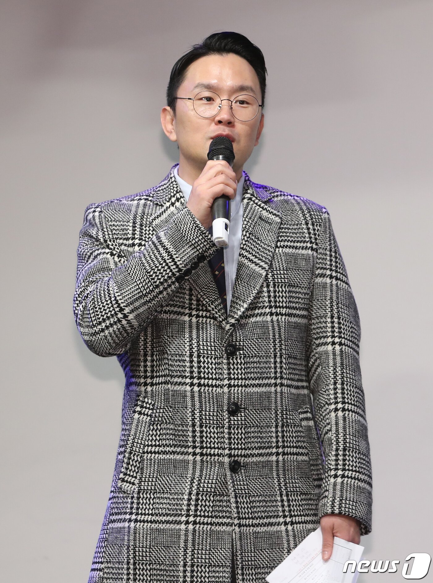 본문 이미지 - 개그맨 윤형빈이 16일 오후 서울 마포구 윤형빈 소극장에서 열린 ‘2023 애들레이드 코리아 시즌 출정식’ 기자간담회 진행을 하고 있다. 2023.2.16/뉴스1 ⓒ News1 권현진 기자