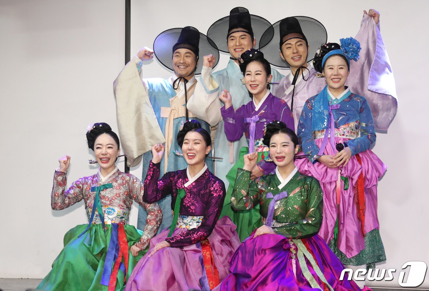 본문 이미지 - 16일 오후 서울 마포구 윤형빈 소극장에서 열린 ‘2023 애들레이드 코리아 시즌 출정식’ 기자간담회에서 '아리 아라리' 팀이 파이팅을 외치고 있다. 2023.2.16/뉴스1 ⓒ News1 권현진 기자