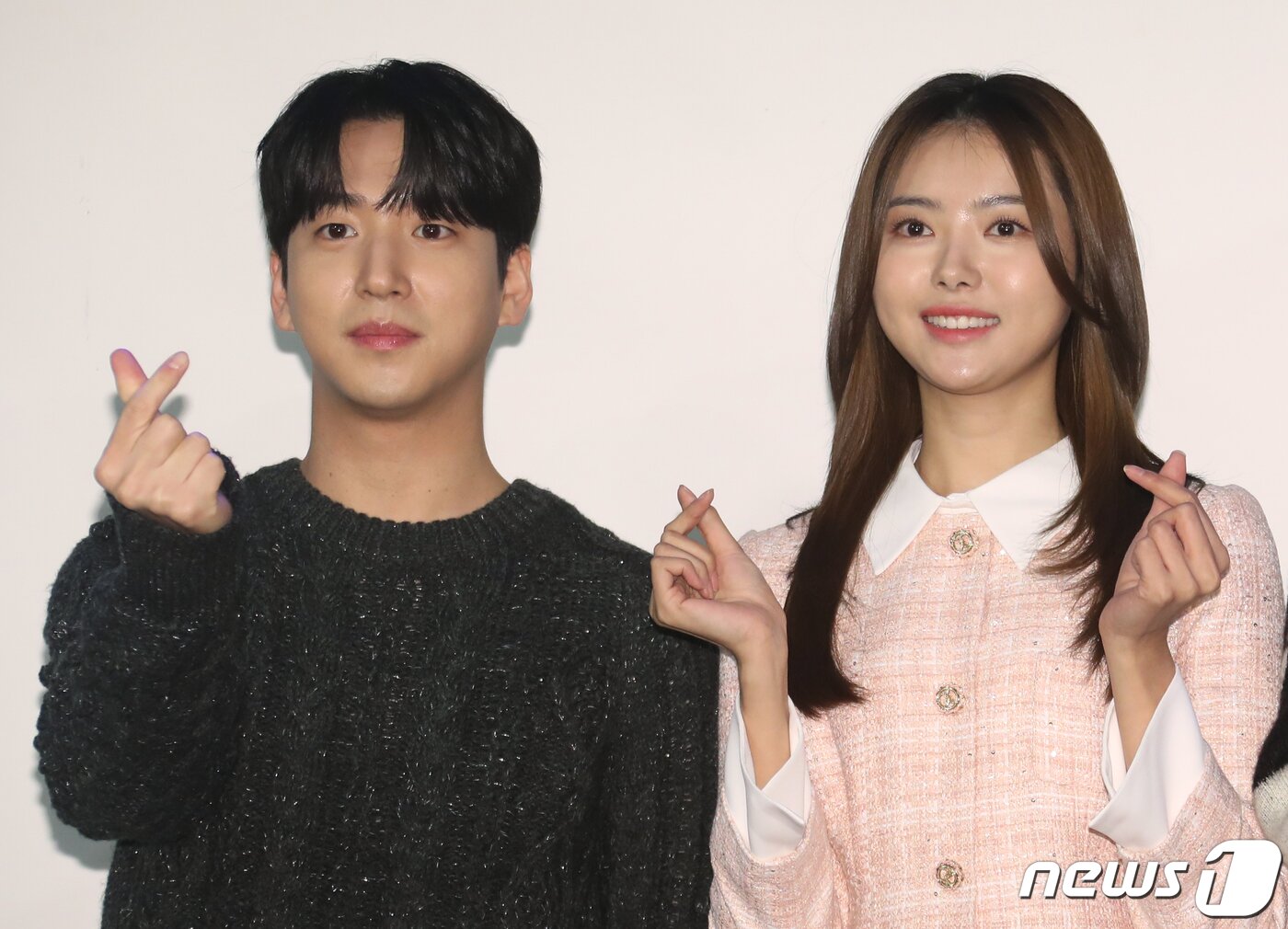 본문 이미지 - 16일 오후 서울 마포구 윤형빈 소극장에서 열린 ‘2023 애들레이드 코리아 시즌 출정식’ 기자간담회에서 '헬로, 더 헬:오델로' 팀의 차선우, 임나영(오른쪽)이 포즈를 취하고 있다. 2023.2.16/뉴스1 ⓒ News1 권현진 기자