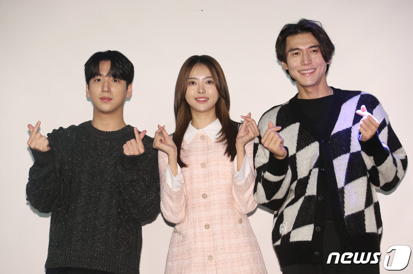 본문 이미지 - 16일 오후 서울 마포구 윤형빈 소극장에서 열린 ‘2023 애들레이드 코리아 시즌 출정식’ 기자간담회에서 '헬로, 더 헬:오델로' 팀의 차선우(왼쪽부터), 임나영, 송재희가 포즈를 취하고 있다. 2023.2.16/뉴스1 ⓒ News1 권현진 기자