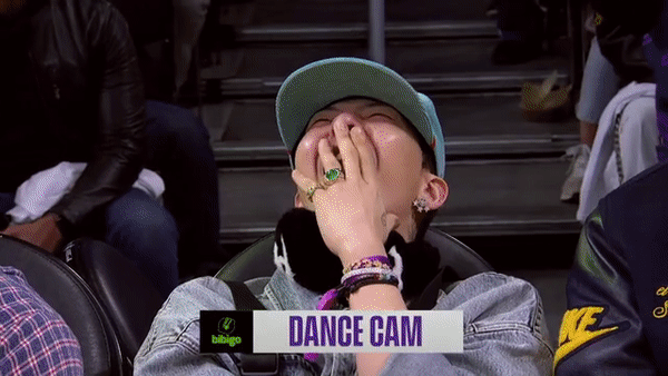 본문 이미지 - 그룹 빅뱅 멤버 지드래곤이 16일(한국시간) 미국 프로농구(NBA)를 직관하던 중 '댄스캠' 중계 카메라에 포착된 모습. (온라인 커뮤니티 갈무리)