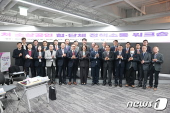 본문 이미지 - 이영 중소벤처기업부 장관&#40;앞줄 가운데&#41;이 16일 서울 강남 팁스타운에서 열린 중소 벤처 소상공인 협·단체 정책소통 워크숍에서 참석자들과 기념촬영을 하고 있다. &#40;중기부 제공&#41;