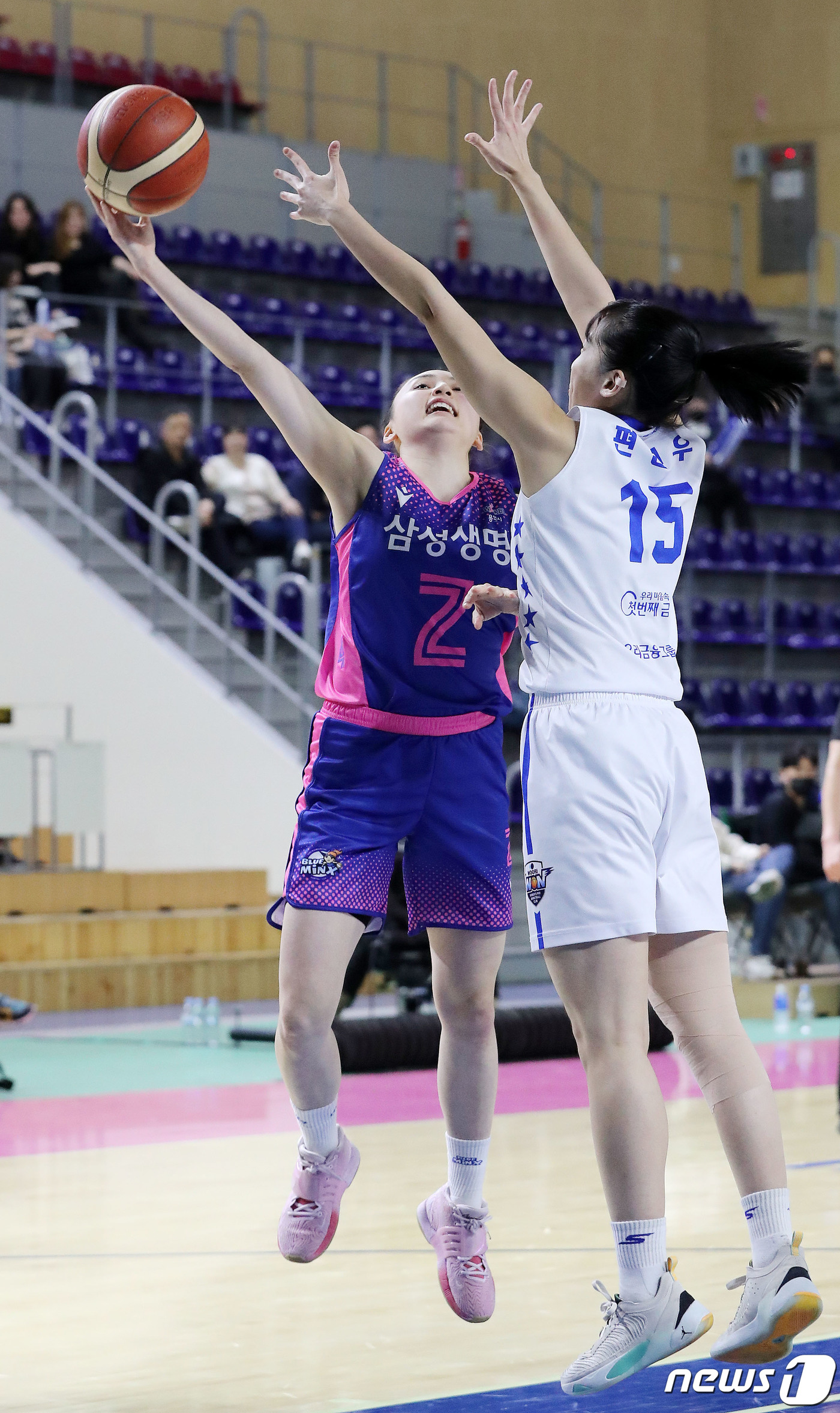 (용인=뉴스1) 박세연 기자 = 16일 경기도 용인시 용인실내체육관에서 열린 신한은행 SOL 2022~2023 여자프로농구 삼성생명 블루밍스와 우리은행 우리WON의 경기에서 삼성생 …