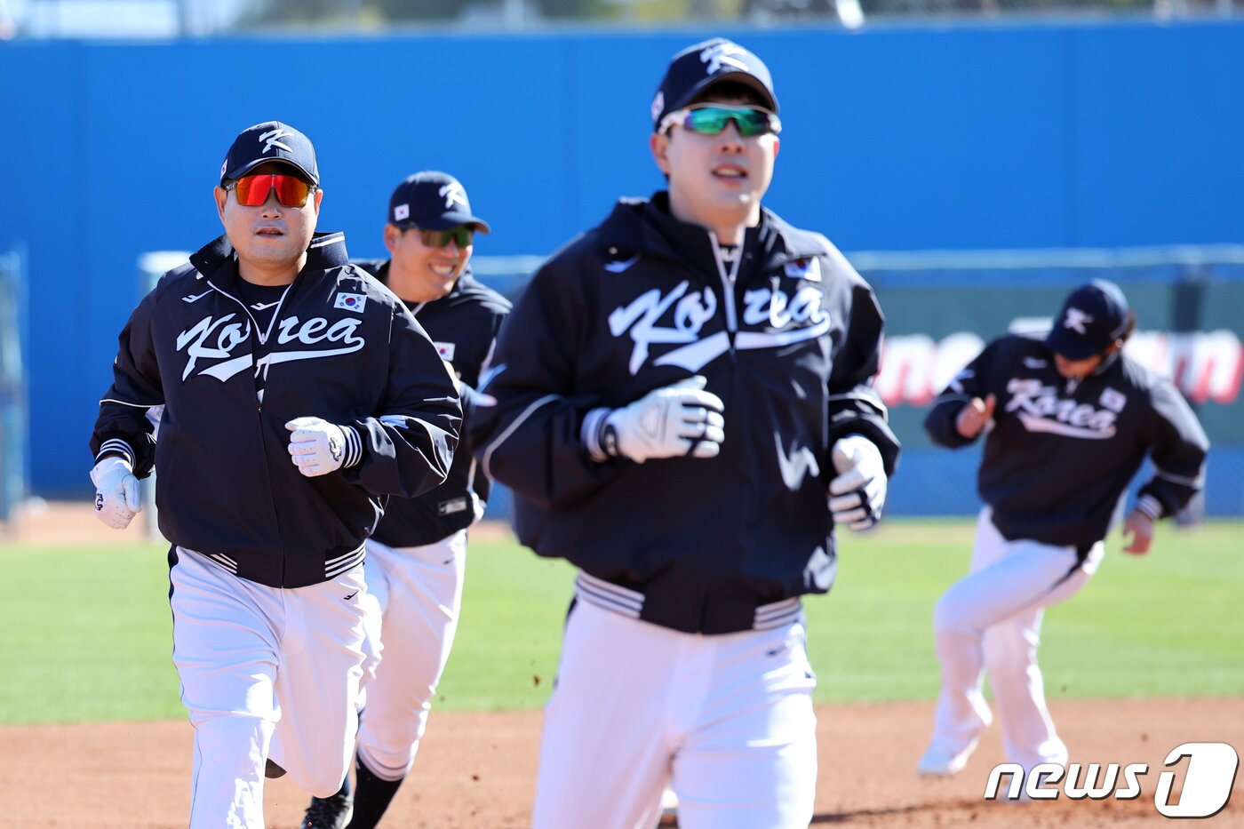 본문 이미지 - 2023 월드베이스볼클래식(WBC)에 출전하는 대한민국 대표팀 양의지 등 야수진이 16일(현지시간) 미국 애리조나주 투손 키노 스포츠 콤플렉스 대표팀 전지훈련지에서 훈련을 하고 있다. 2023.2.17/뉴스1 ⓒ News1 황기선 기자