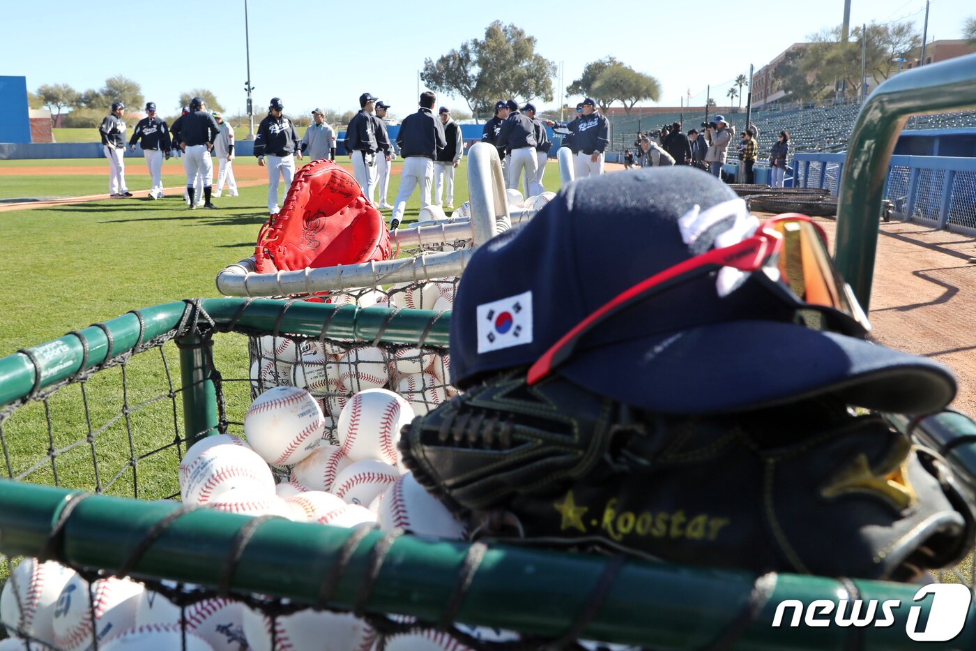 본문 이미지 - 2023 월드베이스볼클래식(WBC)에 출전하는 대한민국 대표팀 선수들이 16일(현지시간) 미국 애리조나주 투손 키노 스포츠 콤플렉스 대표팀 전지훈련지에서 훈련 전 몸을 풀고 있다. 2023.2.17/뉴스1 ⓒ News1 황기선 기자