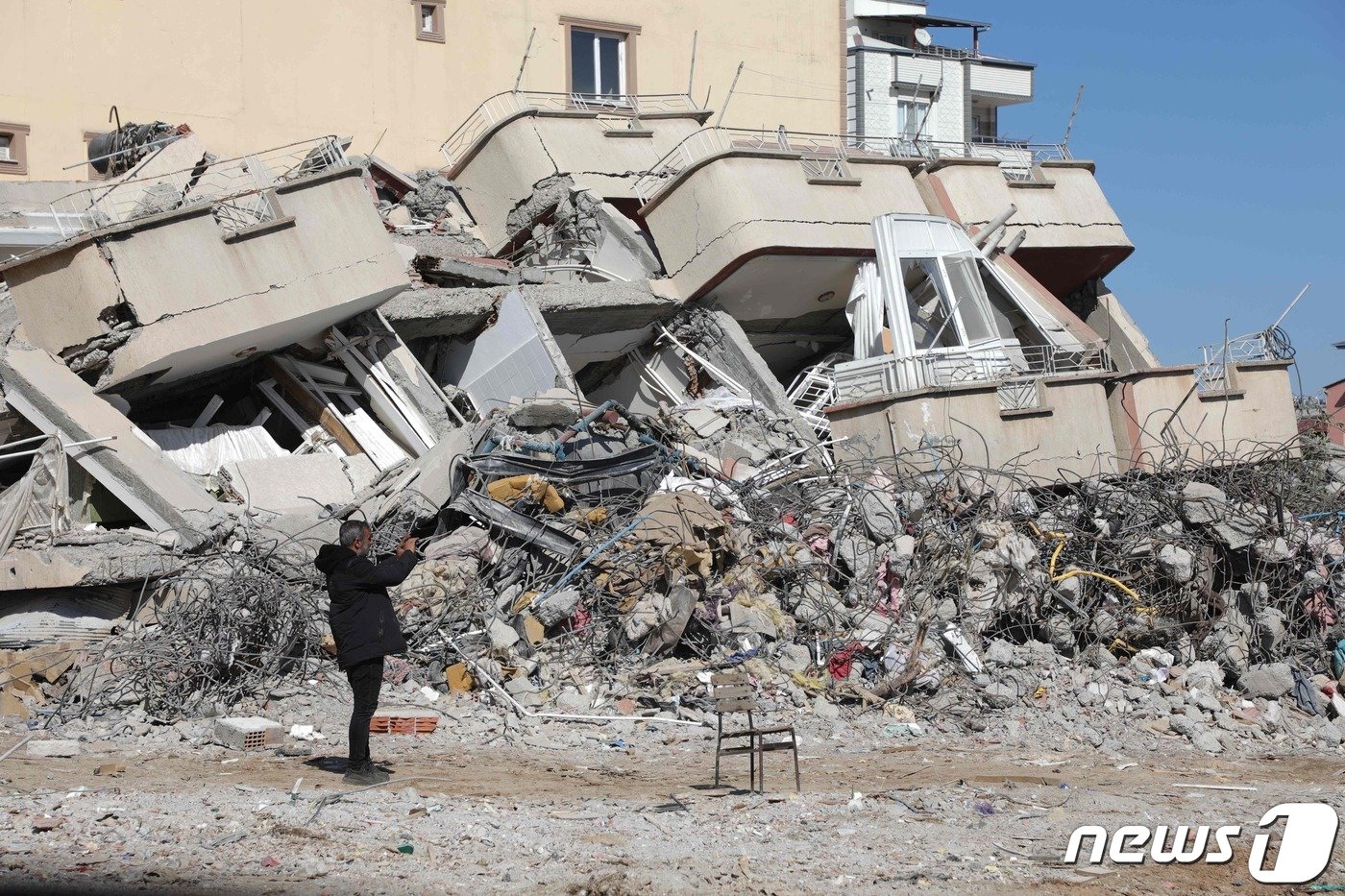 본문 이미지 - 16일 (현지시간) 규모 7.8의 지진이 강타한 튀르키예 가지안테프에서 주민이 폭삭 무너진 건물의 사진을 찍고 있다. ⓒ AFP=뉴스1 ⓒ News1 우동명 기자