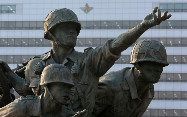 국방부 "北, 여전한 우리의 적"…통일부 "'주적'과 평화 공존 못 해"