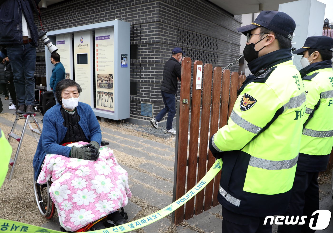 본문 이미지 - 공법단체 5·18민주화운동 부상자회와 공로자회가 17일 오전 광주 남구 양림동 사단법인 오월어머니집 앞에서 '김형미 관장 퇴진 촉구 집회'를 개최한 가운데 80년 5월 부상자인 이창희씨(60)가 오월어머니집 앞을 지키고 있다. 2023.2.17/뉴스1 ⓒ News1 이수민 기자