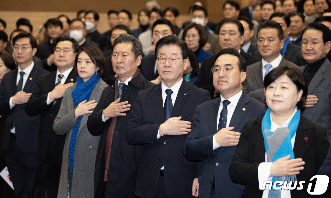 (서울=뉴스1) 이재명 기자 = 이재명 더불어민주당 대표가 17일 오전 서울 여의도 국회 의원회관에서 열린 전국지역위원장·국회의원 긴급 연석회의에서 국민의례를 하고 있다. 2023 …