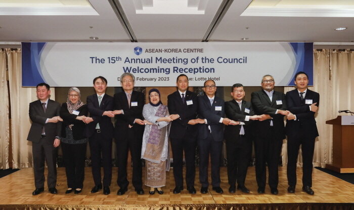 본문 이미지 - 한-아세안센터 제15차 연례이사회 리셉션 단체사진, 16일 롯데호텔 서울(왼쪽에서 4번째부터 = 김해용 한-아세안센터 사무총장, 이상화 공공외교대사 외 한-아세안센터 이사진), 한-아세안센터 제공