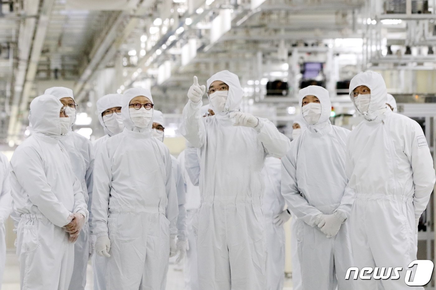 본문 이미지 - 이재용 삼성전자 회장이 17일 충남 삼성전자 천안캠퍼스를 찾아 패키지 라인을 둘러보고 사업전략을 점검하고 있다. &#40;삼성전자 제공&#41; 2023.2.17/뉴스1