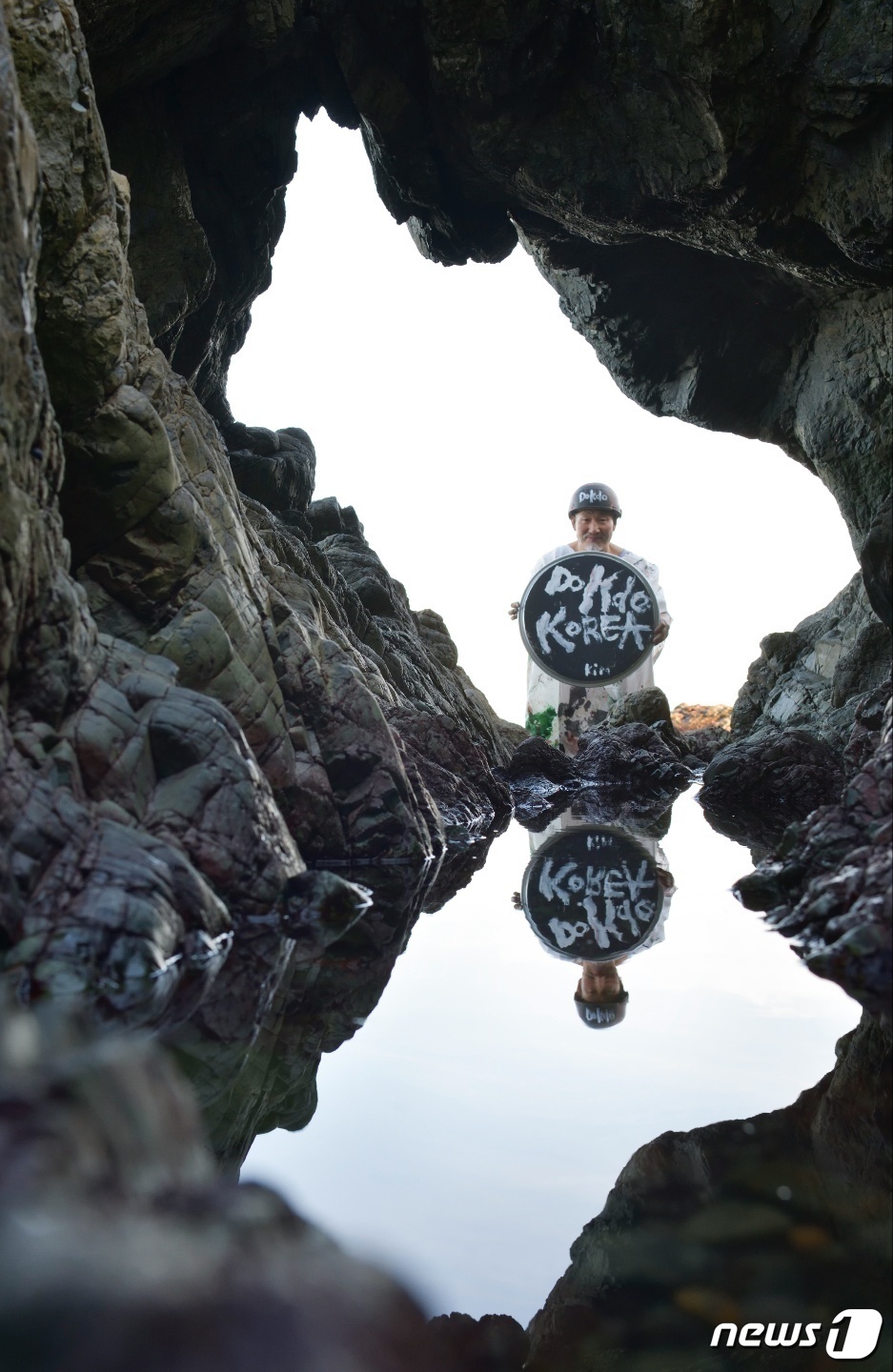 (경주=뉴스1) 최창호 기자 = 서예가 김동욱 씨가 17일 오전 경북 경주시 감포 앞 바다에서 일본 정부의 역사왜곡과 독도 영유권 억지 주장을 규탄하는 퍼포먼스를 펼쳤다.(서예가 …