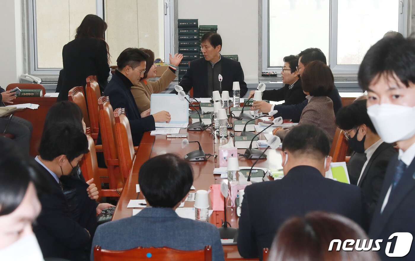 본문 이미지 - 이학영 환경노동위원회 안건조정위원장이 17일 오후 서울 여의도 국회에서 환경노동위원회 안건조정위원회를 주재하고 있다. (공동취재) 2023.2.17/뉴스1 ⓒ News1 허경 기자