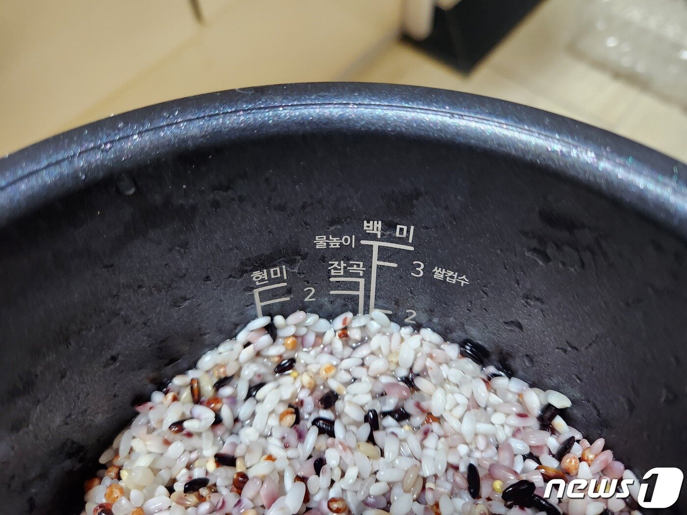본문 이미지 - 머쉬룸 밥솥 안쪽 눈금선. 물높이와 쌀컵수를 지켜 밥을 하면 된다. ⓒ 뉴스1 김예원 기자