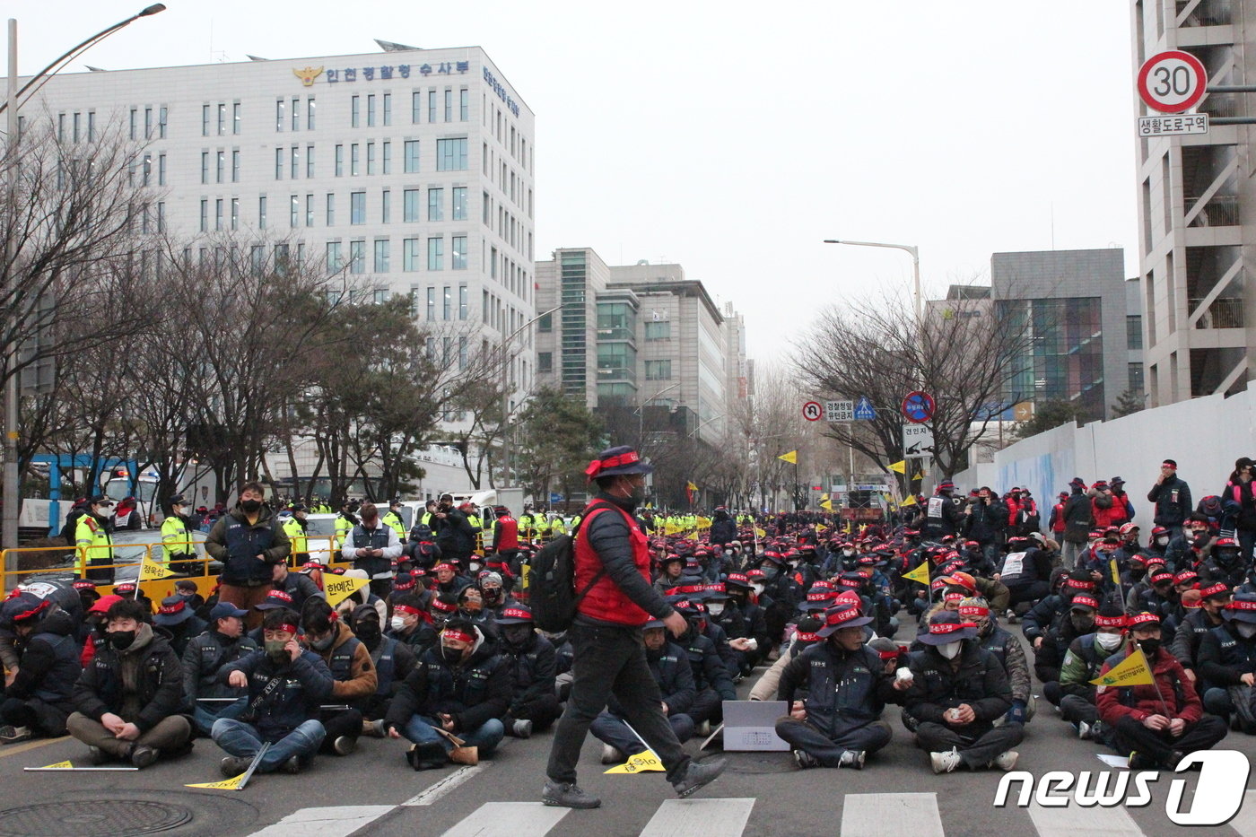 17일 오후 5시30분께 인천 남동구 인천경찰청 앞에서 민주노총 인천본부&#40;이하 본부&#41; 소속 노조원 3000여 명&#40;주최 측 추산&#41;이 모인 가운데 &#39;건설노동자 고용활동 및 특수고용노동자 노동기본권 탄압중단 결의대회&#39;가 열렸다. 2023.2.17/뉴스1 ⓒ News1 박아론 기자