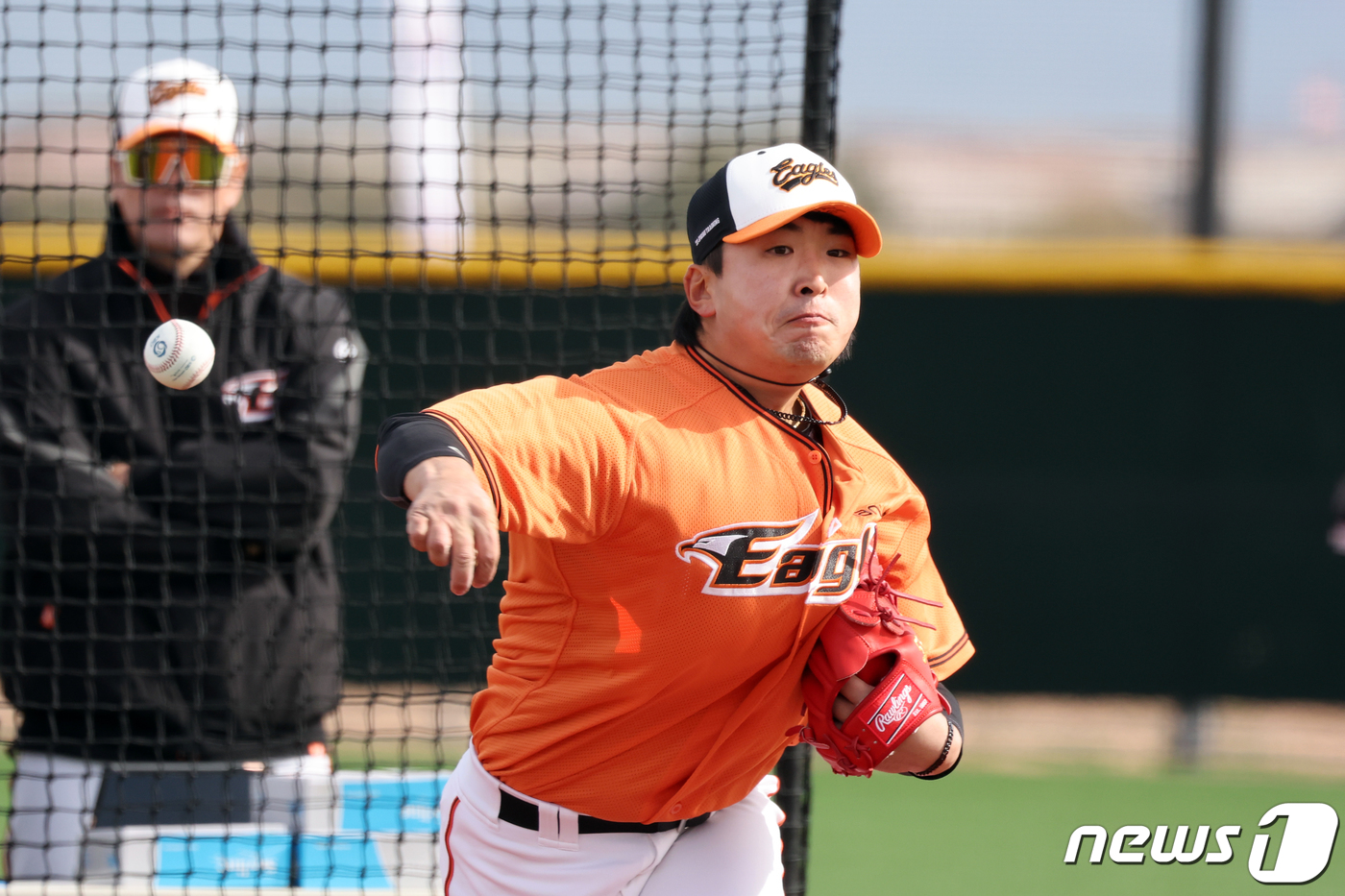 (애리조나(미국)=뉴스1) 황기선 기자 = 한화 이글스 강재민이 18일(현지시간) 미국 애리조나주 메사 벨뱅크파크에서 열린 '2023 한화 스프링캠프'에서 투구 훈련을 하고 있다. …