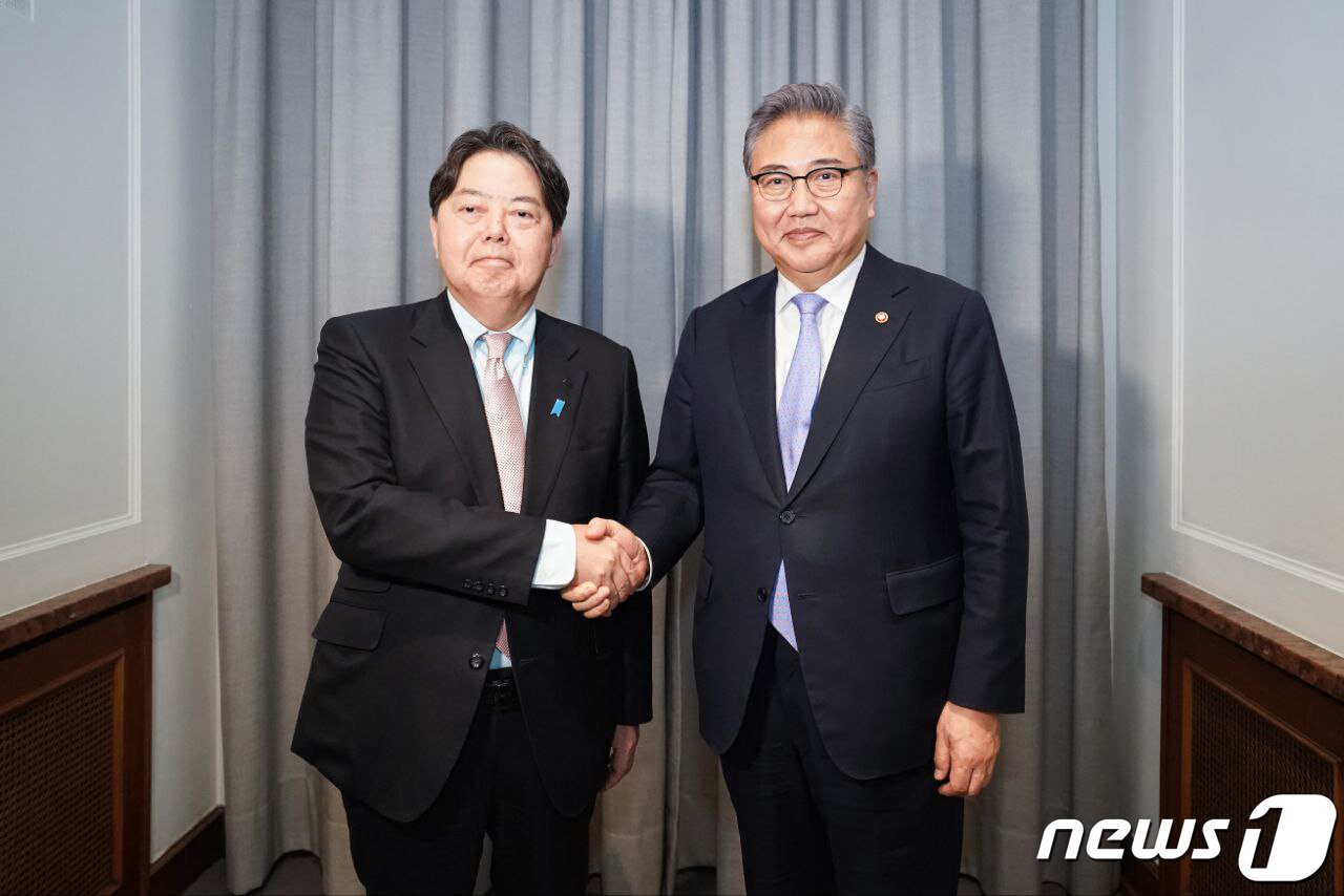 본문 이미지 - 뮌헨안보회의에 참석 중인 박진 외교부 장관이 18일 오후(현지시간) 독일 바이어리셔 호프 호텔에서 하야시 요시마사(林芳正) 일본 외무대신과 한일 외교장관회담에 앞서 악수하고 있다. (외교부 제공) 2023.2.19/뉴스1 ⓒ News1 신웅수 기자