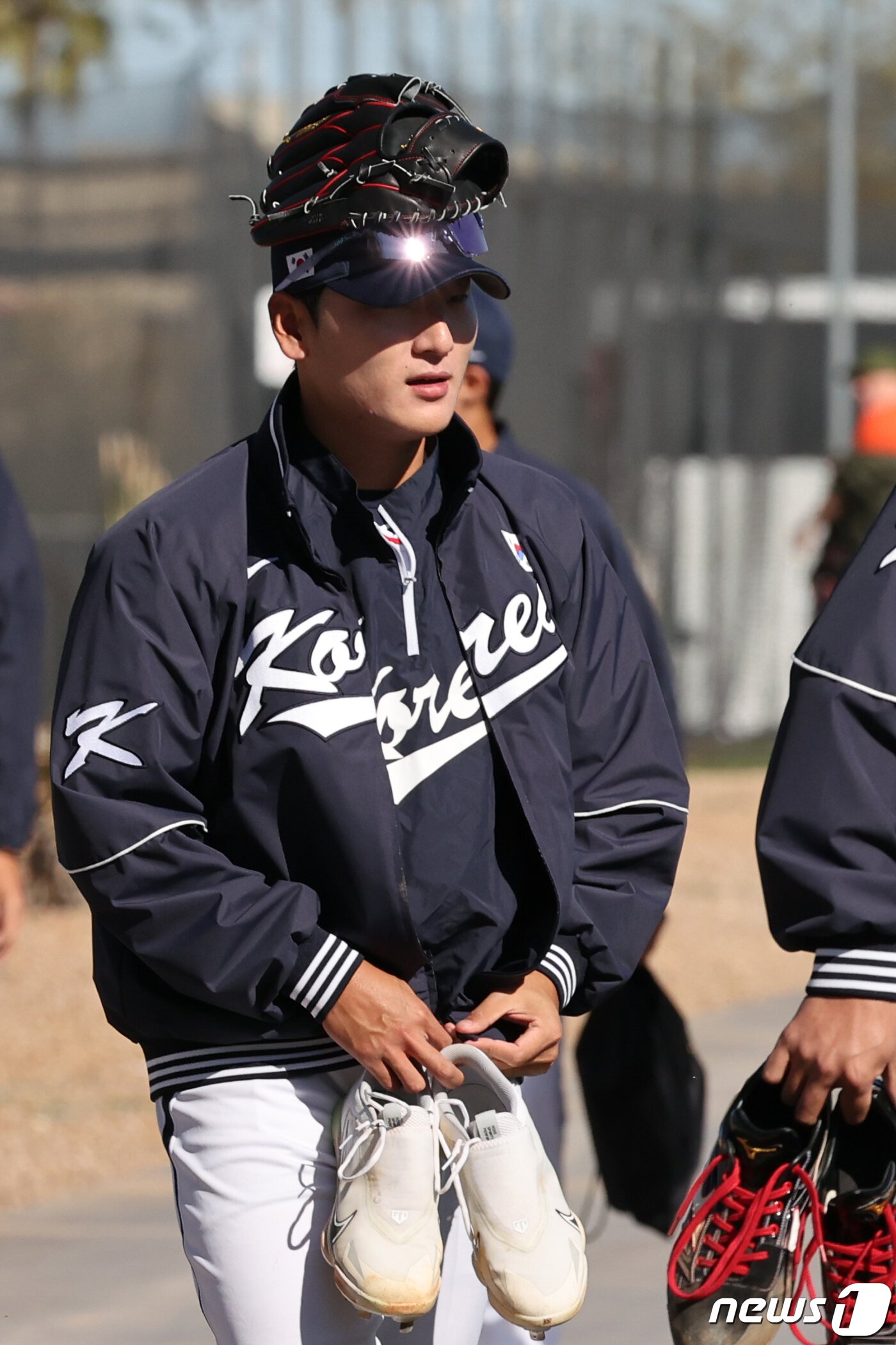 본문 이미지 - 2023 월드베이스볼클래식(WBC)에 출전하는 대한민국 대표팀 곽빈이 18일(현지시간) 미국 애리조나주 투손 키노 스포츠 콤플렉스 대표팀 전지훈련지에서 글러브를 머리에 얹고 이동하고 있다. 2023.2.19/뉴스1 ⓒ News1 황기선 기자