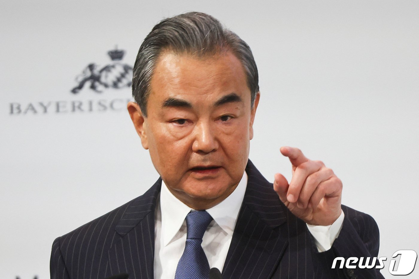 본문 이미지 - 왕이 중국 공산당 중앙정치국 위원이 18일&#40;현지시간&#41; 독일 뮌헨 안보회의&#40;MSC&#41;에 참석해 “미국의 정찰 위성 격추는 상상 조차 할 수 없고 히스테리에 가까우며 무력을 남용한 것”이라고 연설을 하고 있다. ⓒ 로이터=뉴스1 ⓒ News1 우동명 기자