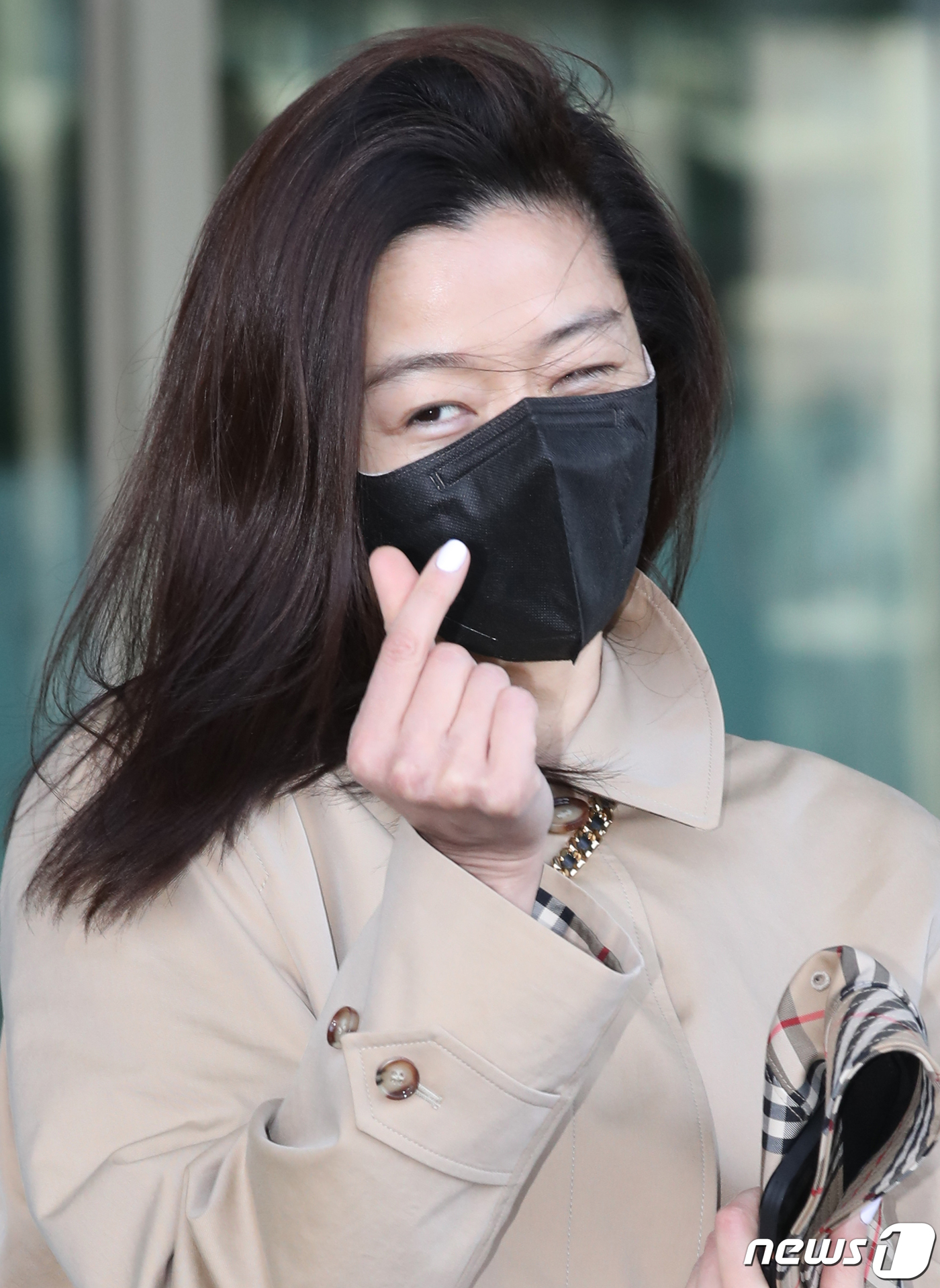 (인천공항=뉴스1) 권현진 기자 = 배우 전지현이 19일 패션쇼 참석차 인천공항에 도착해 영국 런던으로 출국하기 전 인사를 하고 있다. 2023.2.19/뉴스1