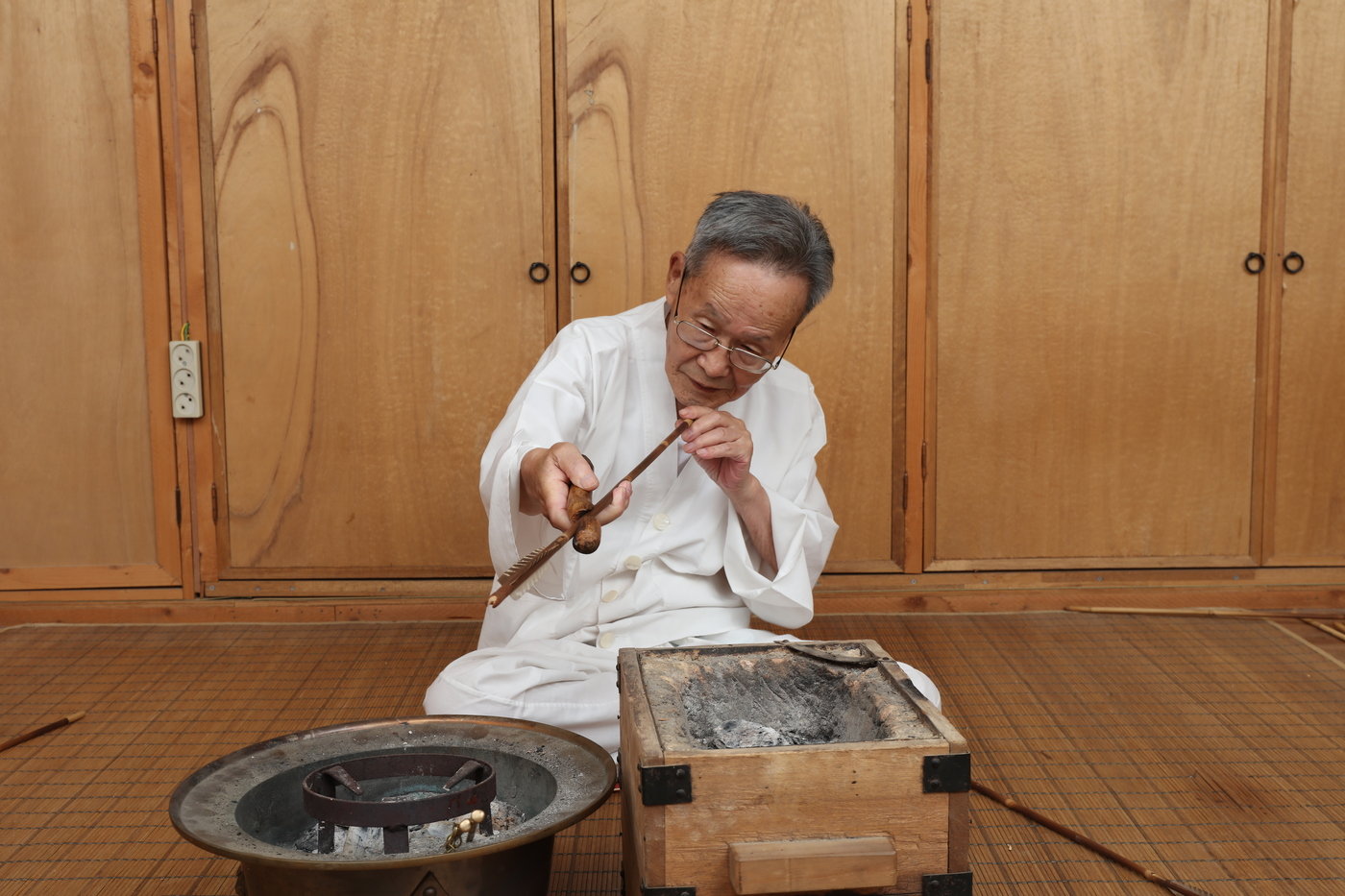 본문 이미지 - 국가무형문화재 '궁시장' 유영기 보유자의 생전 모습. (문화재청 제공)  
