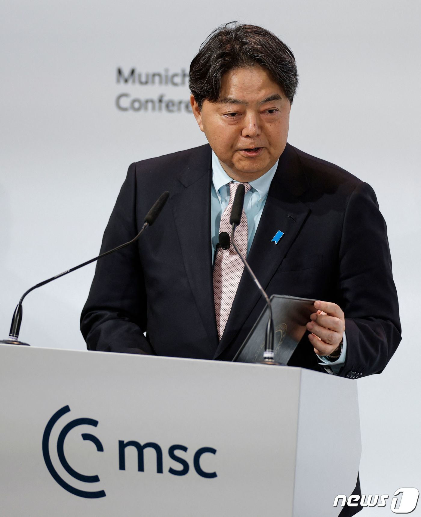 (뮌헨 AFP=뉴스1) 우동명 기자 = 하야시 요시마사 일본 외무상이 18일(현지시간) 독일 뮌헨 안보회의(MSC)서 연설을 하고 있다.ⓒ AFP=뉴스1