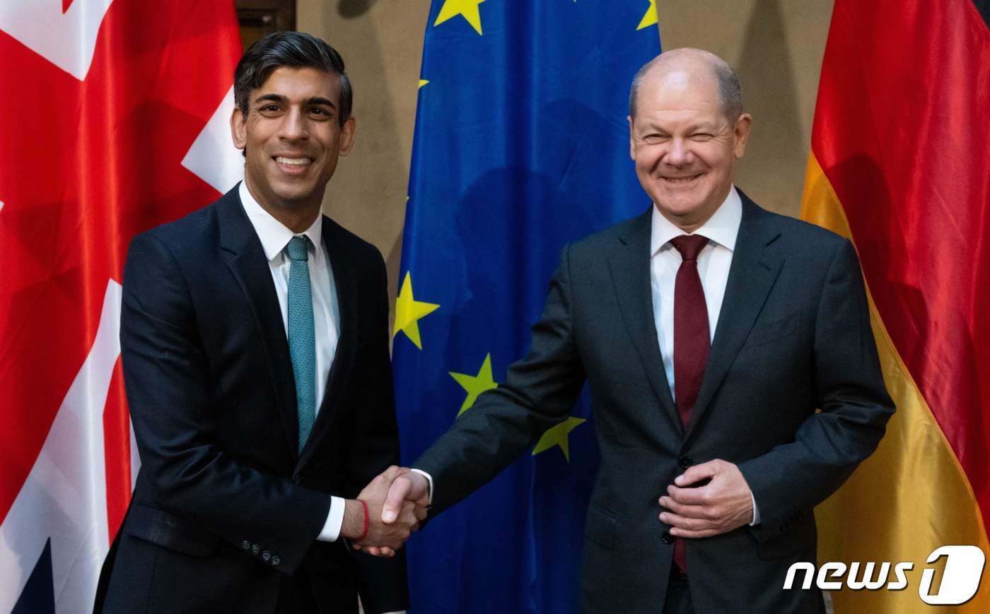 본문 이미지 - 리시 수낵 영국 총리와 올라프 숄츠 독일 총리가 18일(현지시간) 독일 뮌헨 안보회의(MSC)에 앞서 만나 악수를 하고 있다. ⓒ AFP=뉴스1 ⓒ News1 우동명 기자