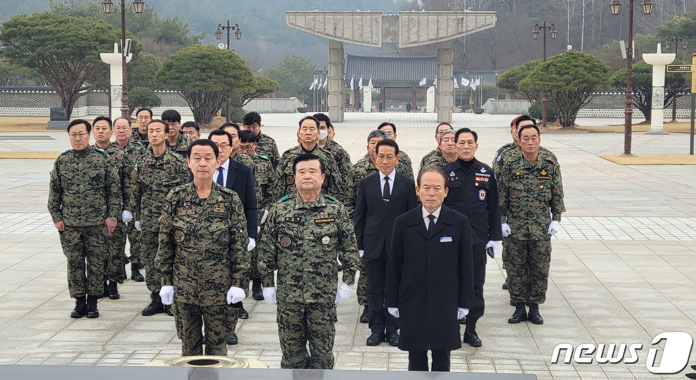 공법단체 5·18민주화운동부상자회와 공로자회가 19일 오전 대한민국 특전사 동지회와 함께 광주 북구 운정동 국립 5·18민주묘지에 참배하고 있다. 앞서 단체는 이날 오후 참배를 예고했으나 시민사회단체의 반발에 부딪혀 기습으로 참배했다. &#40;5·18부상자회 제공&#41; 2023.2.19/뉴스1 