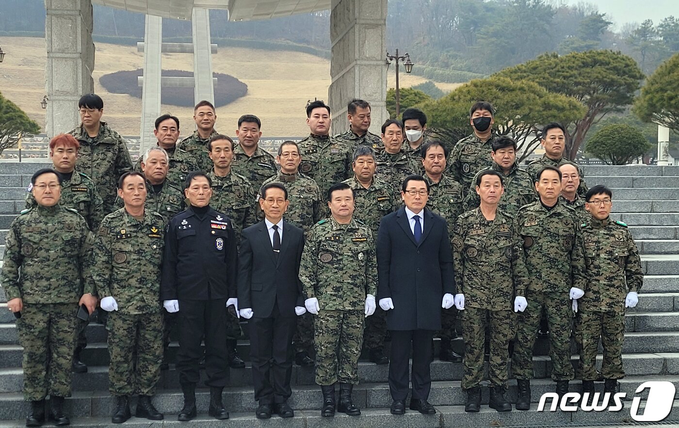 본문 이미지 - 공법단체 5·18민주화운동부상자회와 공로자회가 19일 오전 대한민국 특전사 동지회와 함께 광주 북구 운정동 국립 5·18민주묘지 참배 후 기념촬영을 하고 있다. 앞서 단체는 이날 오후 참배를 예고했으나 시민사회단체의 반발에 부딪혀 기습으로 참배했다. (5·18부상자회 제공) 2023.2.19/뉴스1 