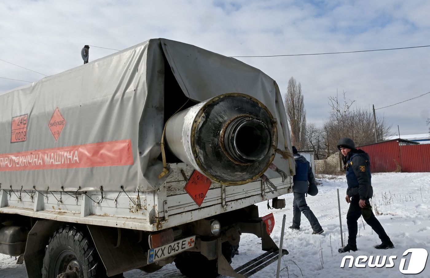 본문 이미지 - 17일&#40;현지시간&#41; 우크라이나 하르키우에서 병사들이 러시아 군의 미사일 잔해를 트럭 뒤에 싣고 있다. ⓒ AFP=뉴스1 ⓒ News1 우동명 기자