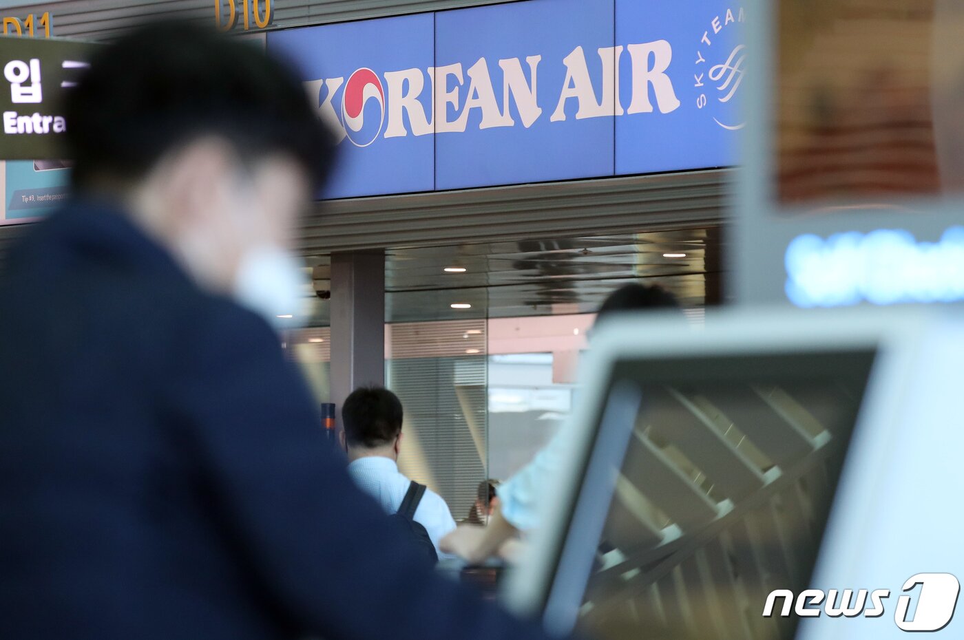 본문 이미지 - 19일 오후 인천국제공항 2터미널 대한항공 스마트 백 드롭 카운터 앞에서 여행객들이 셀프 체크인을 하고 있다. 2023.2.19/뉴스1 ⓒ News1 박정호 기자