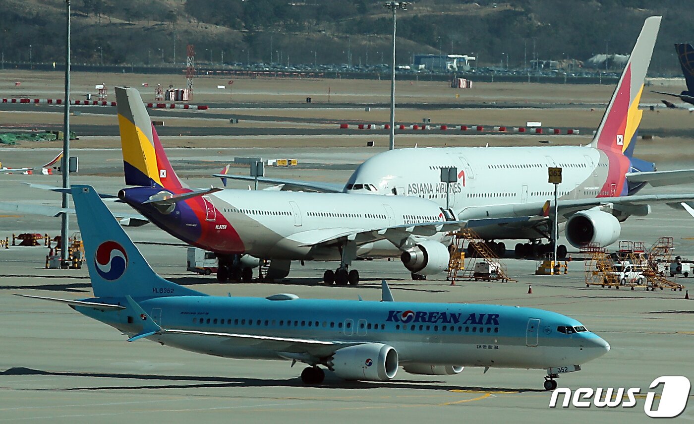본문 이미지 - 인천국제공항 전망대에서 바라본 계류장에서 대한항공 항공기가 아시아나항공 항공기 앞을 지나고 있다.  2023.2.19/뉴스1 ⓒ News1 박정호 기자