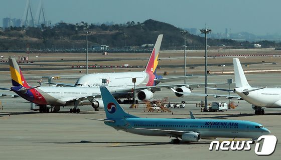 인천국제공항 전망대에서 바라본 계류장에서 대한항공 항공기가 아시아나항공 항공기 앞을 지나고 있다.(뉴스1 자료사진)© News1 박정호 기자