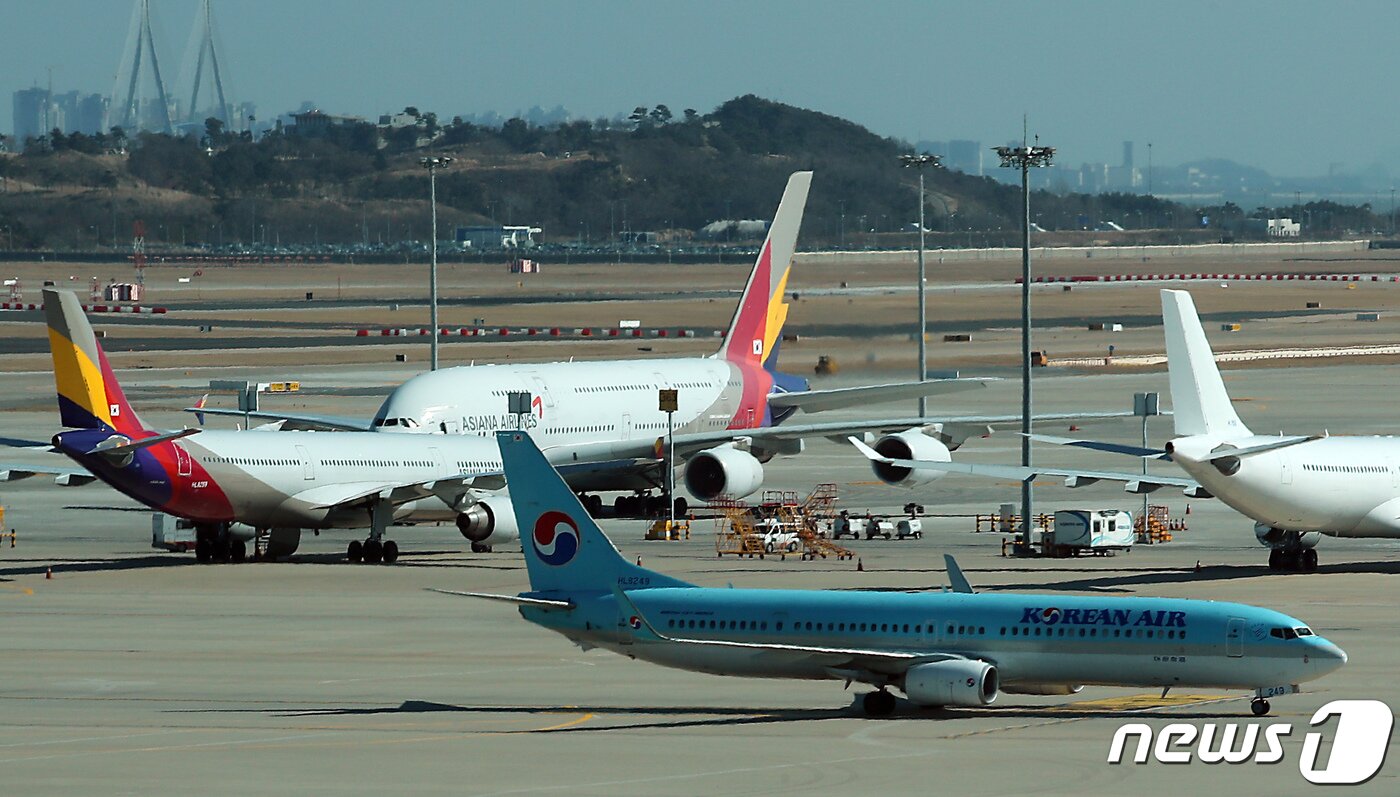 인천국제공항 전망대에서 바라본 계류장에서 대한항공 항공기가 아시아나항공 항공기 앞을 지나고 있다.&#40;뉴스1 자료사진&#41;ⓒ News1 박정호 기자