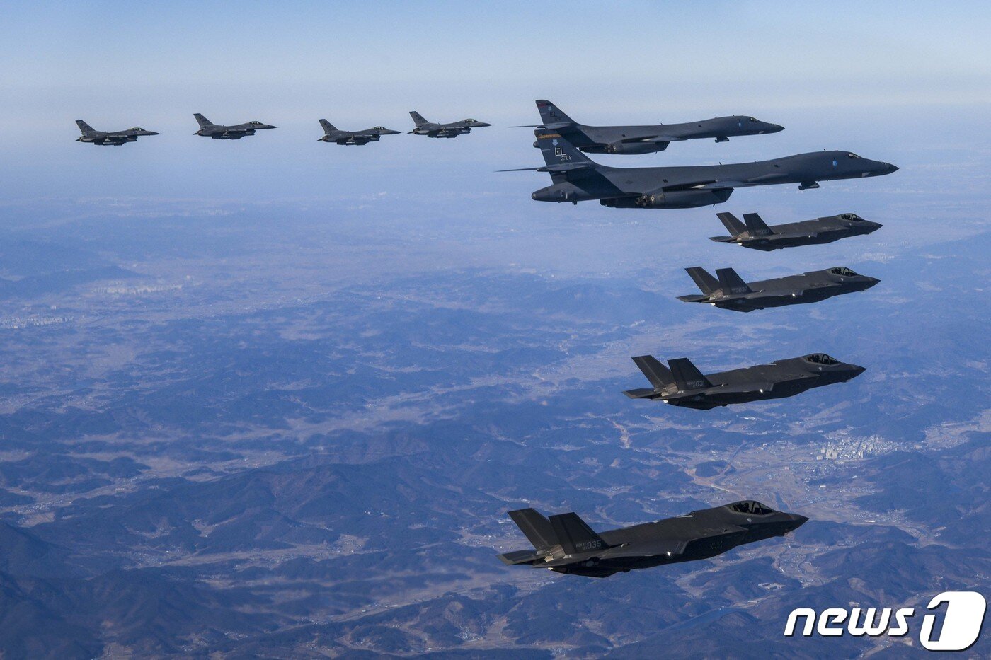 본문 이미지 - 한미 양국 군이 북한의 대륙간탄도미사일(ICBM) 도발 다음날인 지난달 19일 미 공군 전략폭격기 B-1B '랜서'를 전투기로 호위하는 방식으로 연합 편대비행을 하고 있다.  (합참 제공) 2023.2.19/뉴스1