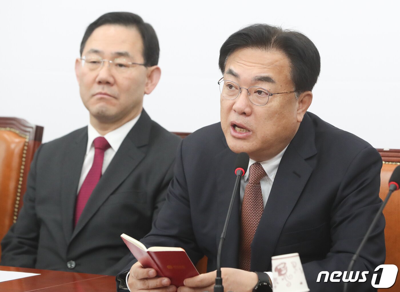 본문 이미지 - 정진석 국민의힘 비상대책위원장이 2일 서울 여의도 국회에서 열린 비상대책위원회의에서 모두발언을 하고 있다. 2023.2.2/뉴스1 ⓒ News1 허경 기자