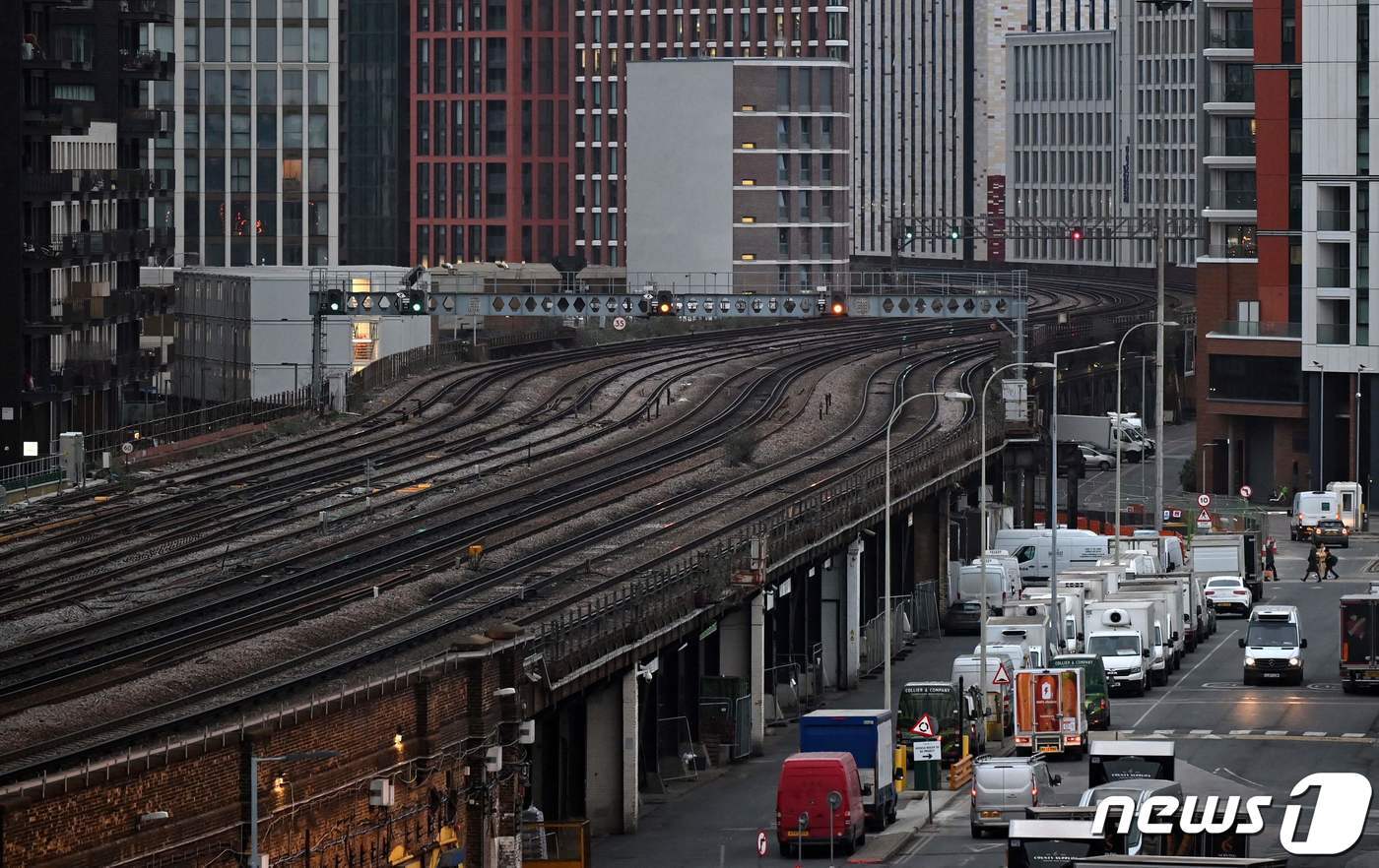 본문 이미지 - 평소라면 꽉꽉 차 있을 심어야 할 복스홀 역 인근에는 1일(현지시간) 기관사들의 파업으로 인해 차량이 거의 지나지 않고 있다. ⓒ AFP=뉴스1 ⓒ News1 강민경 기자