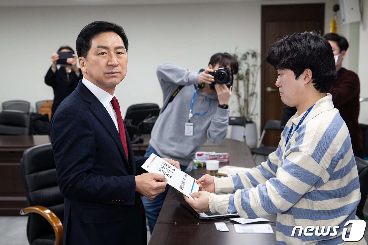 본문 이미지 - 국민의힘 당권 주자인 김기현 의원이 2일 서울 여의도 중앙당사에서 당대표 후보 등록을 하고 있다. 2023.2.2/뉴스1 ⓒ News1 유승관 기자