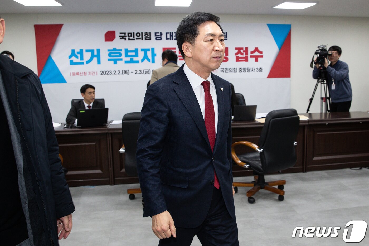 본문 이미지 - 국민의힘 당권 주자인 김기현 의원이 2일 서울 여의도 중앙당사에서 당대표 후보 등록을 마친 후 이동하고 있다. 2023.2.2/뉴스1 ⓒ News1 유승관 기자