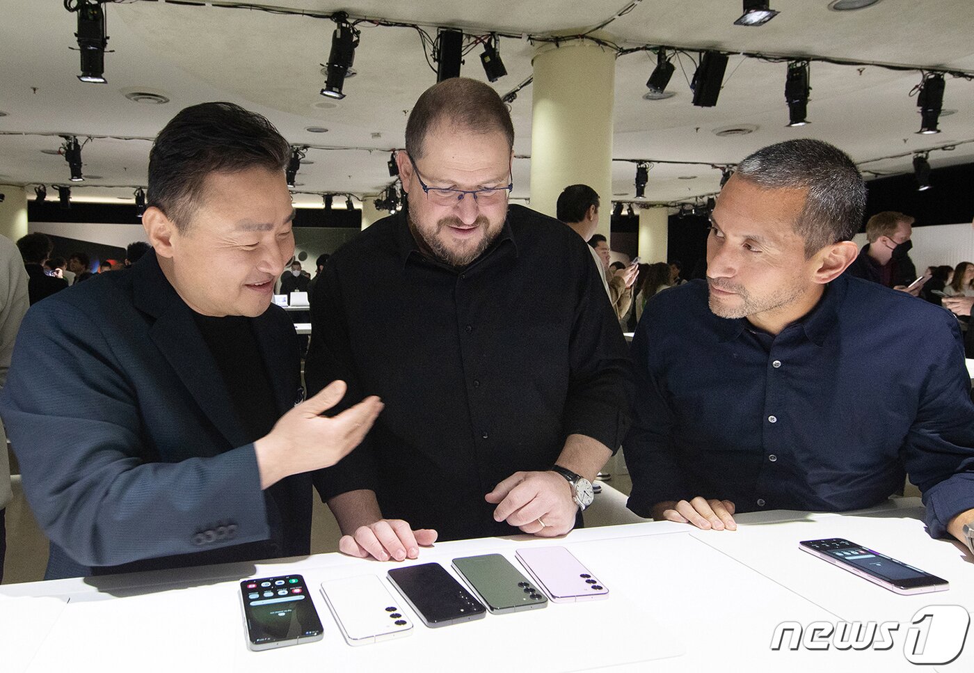 본문 이미지 -  삼성전자 MX사업부장 노태문 사장과 크리스티아노 아몬(Cristiano Amon) 퀄컴 사장, 히로시 록하이머(Hiroshi Lockheimer) 구글 수석부사장이 1일(현지시간) 미국 샌프란시스코 머소닉 오디토리움에서 열린 '갤럭시 언팩 2023'에서 갤럭시 S23 시리즈를 살펴보고 있다 (삼성전자 제공)