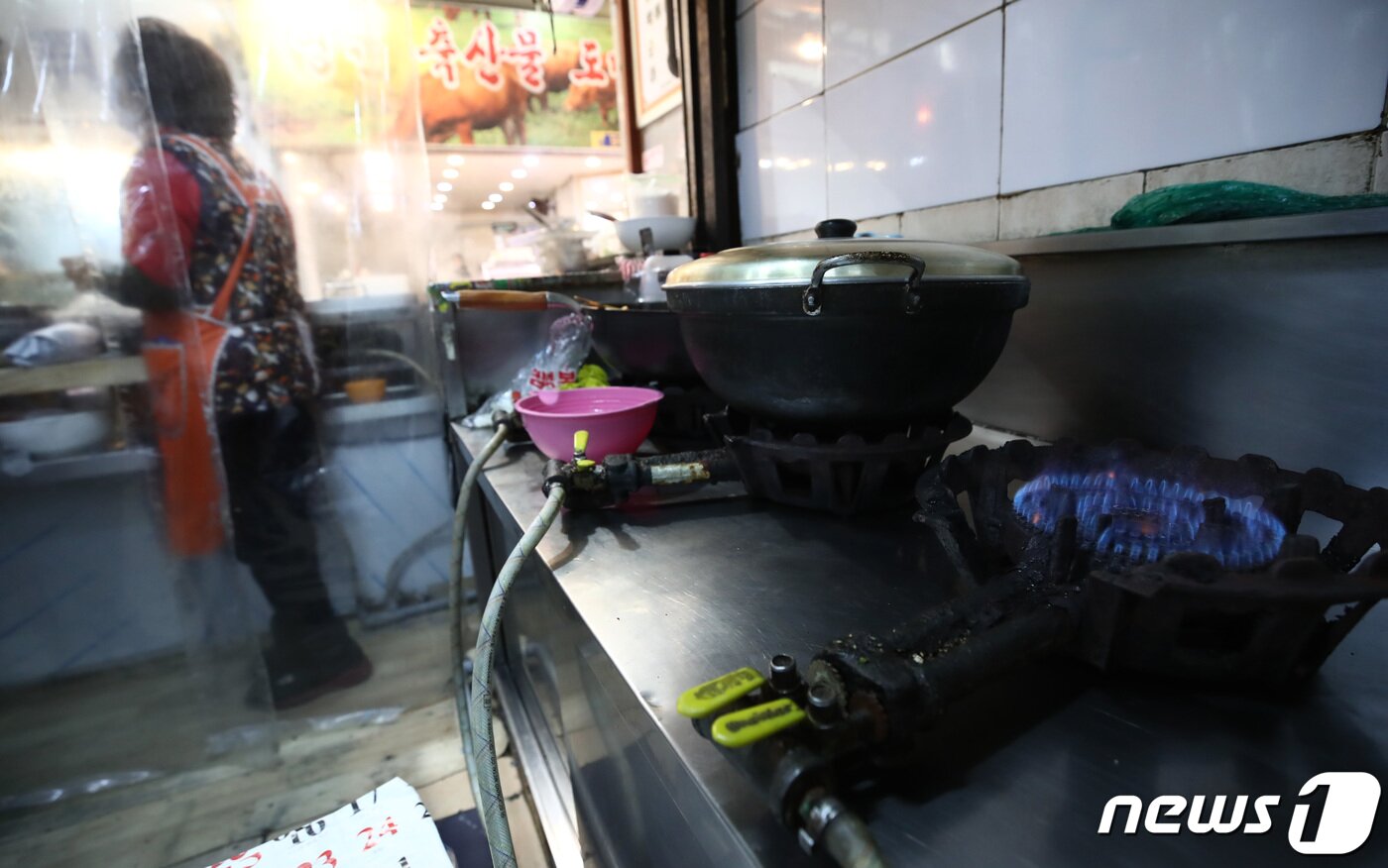 본문 이미지 - 공공요금 급등으로 소상공인 부담이 커지는 가운데 지난 2일 한 전통시장에서 한 상인이 장사를 하고 있다. 2023.2.2/뉴스1 